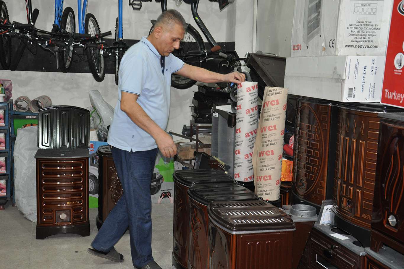 Elektriğe yapılan zamlar odun sobasına talebi artırdı